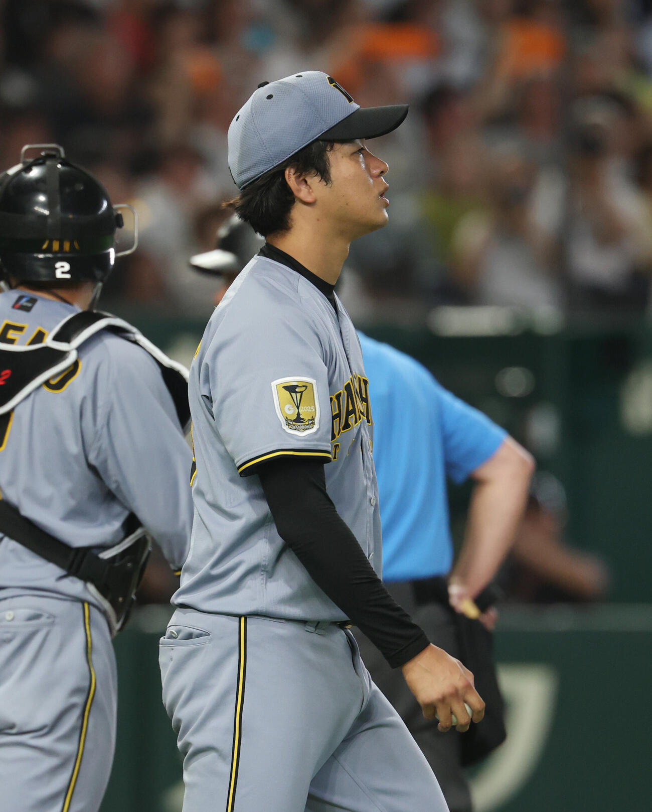 巨人対阪神　7回裏巨人2死満塁、坂本勇人に適時二塁打を浴び逆転されがっくりとする高橋遥人（撮影・増田悦実）