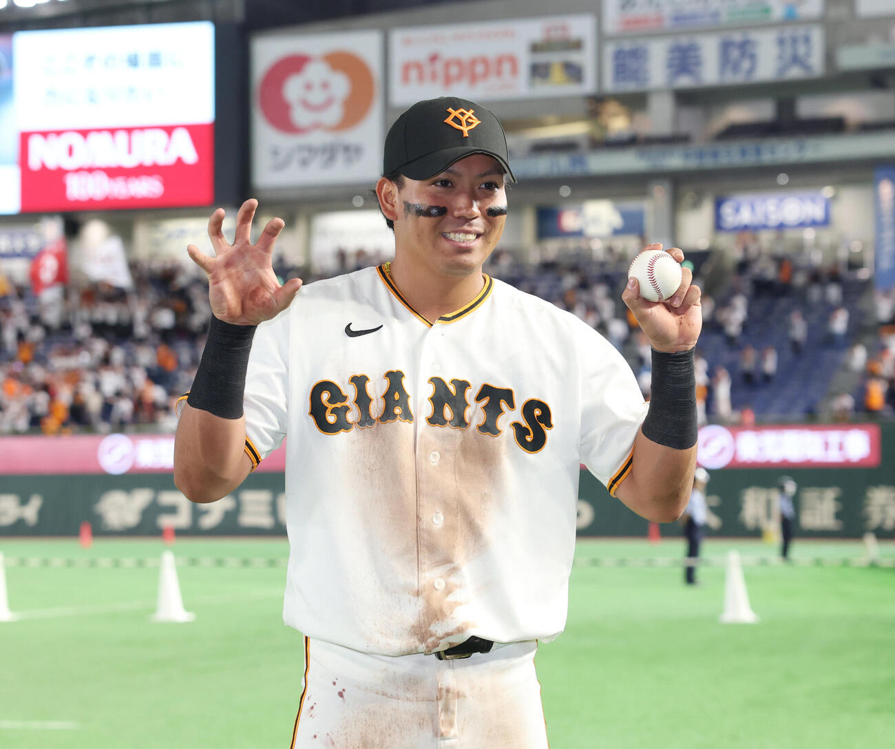 巨人対阪神　プロ初ヒットを放ち笑顔でシーサーポーズをする知念大成（撮影・増田悦実）