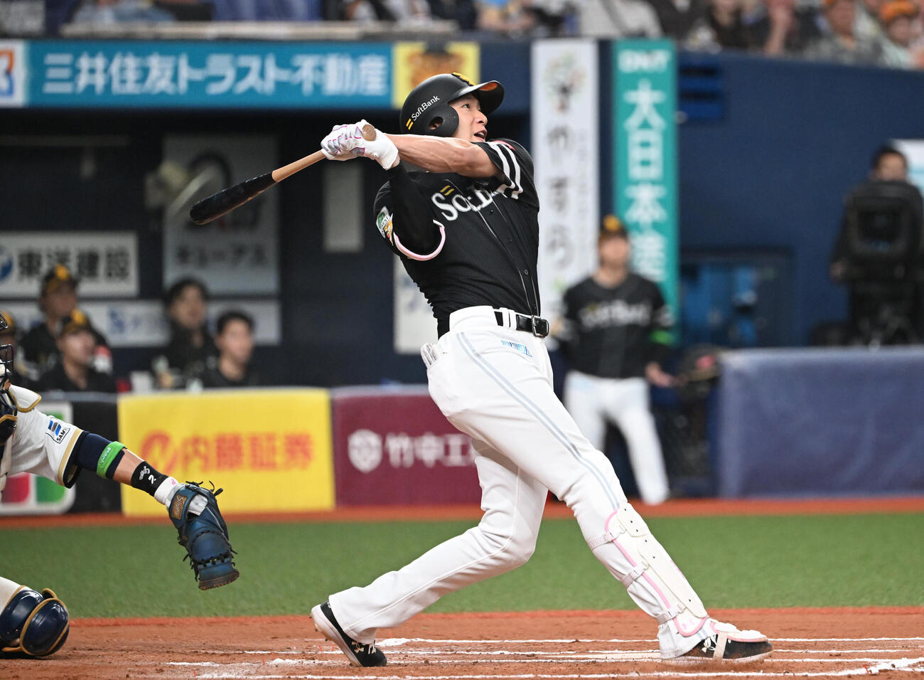 オリックス対ソフトバンク　7回表ソフトバンク2死二、三塁、右中間に3点本塁打を放つ柳田悠岐（撮影・和賀正仁）