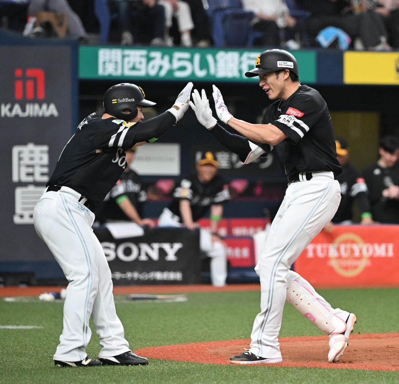 オリックス対ソフトバンク　7回表ソフトバンク2死二、三塁、右中間に3点本塁打を放った柳田悠岐（右）は近藤健介とハイタッチ（撮影・和賀正仁）