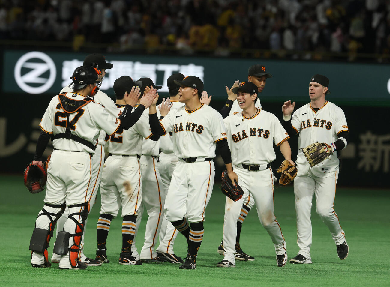 巨人対阪神　勝利しタッチを交わす巨人ナイン（撮影・増田悦実）