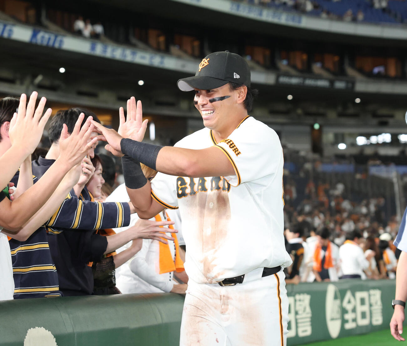巨人対阪神　ヒーローとなり観客とタッチを交わす知念大成（撮影・増田悦実）