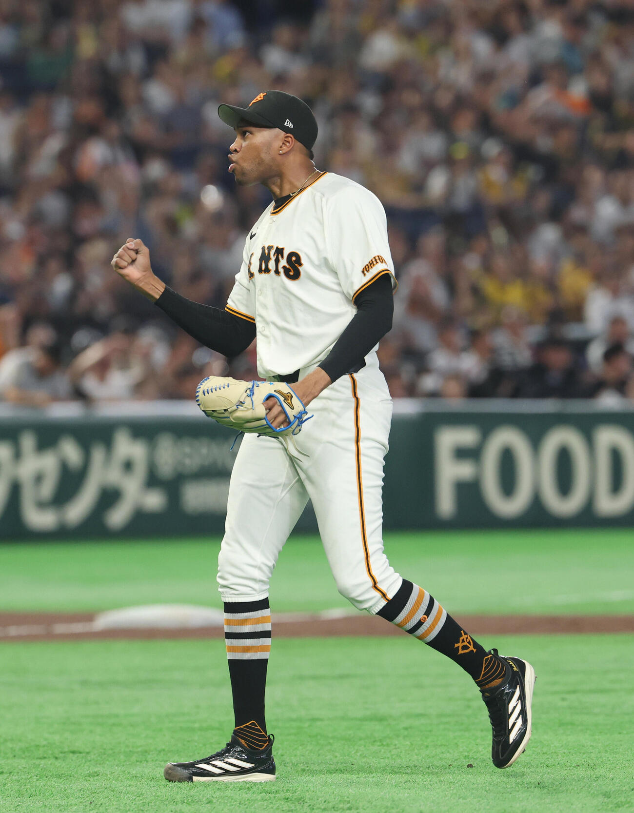 巨人対阪神　勝利し声を上げる巨人ライデル・マルティネス（撮影・増田悦実）
