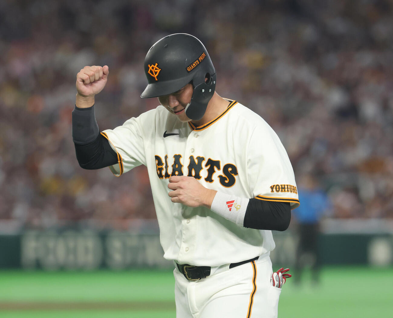巨人対阪神　7回裏巨人2死満塁、逆転の適時二塁打を放った坂本勇人はガッツポーズをしながらベンチに戻る（撮影・増田悦実）