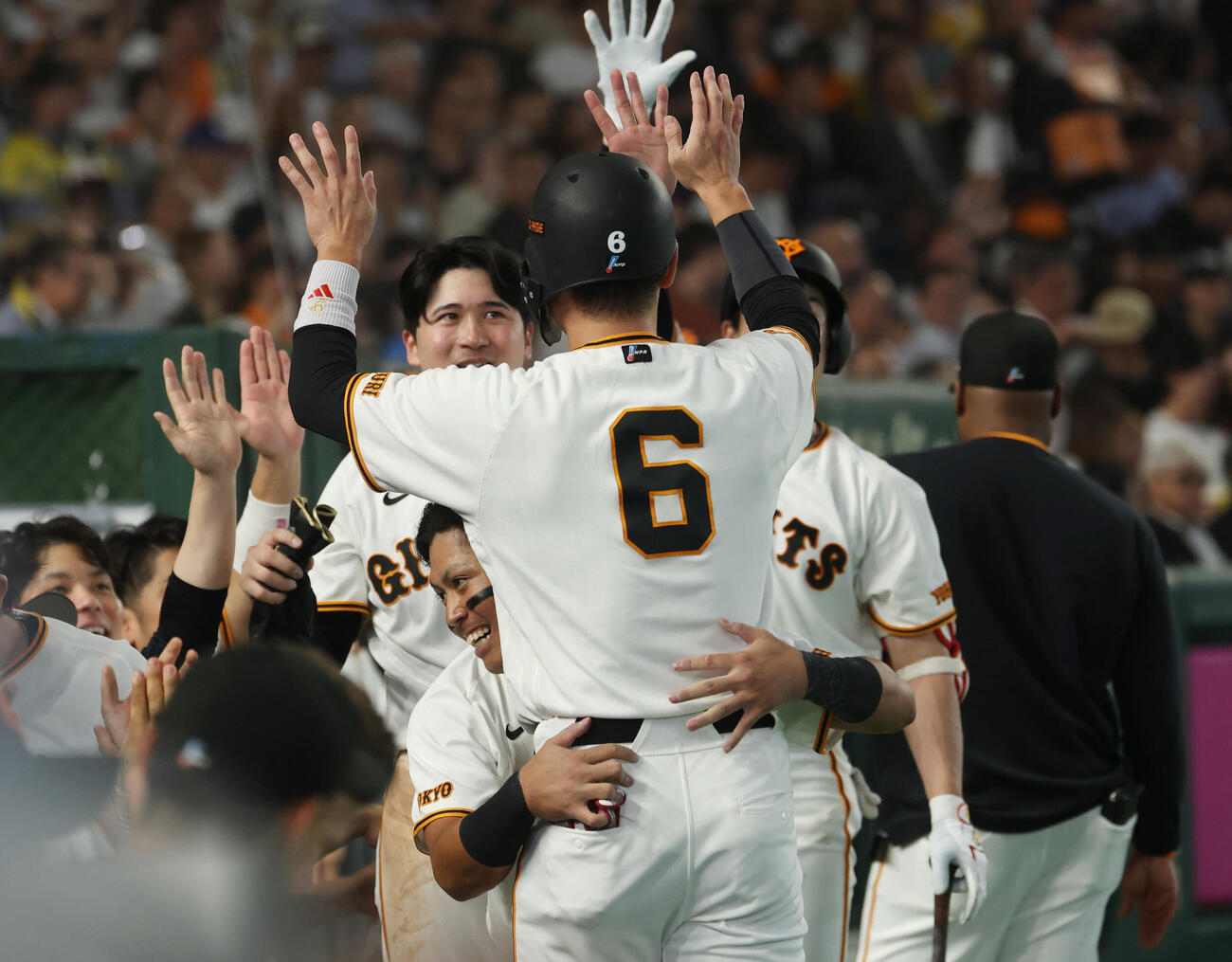 巨人対阪神　7回裏巨人2死満塁、逆転の適時二塁打を放った坂本勇人はナインとタッチを交わする（撮影・増田悦実）