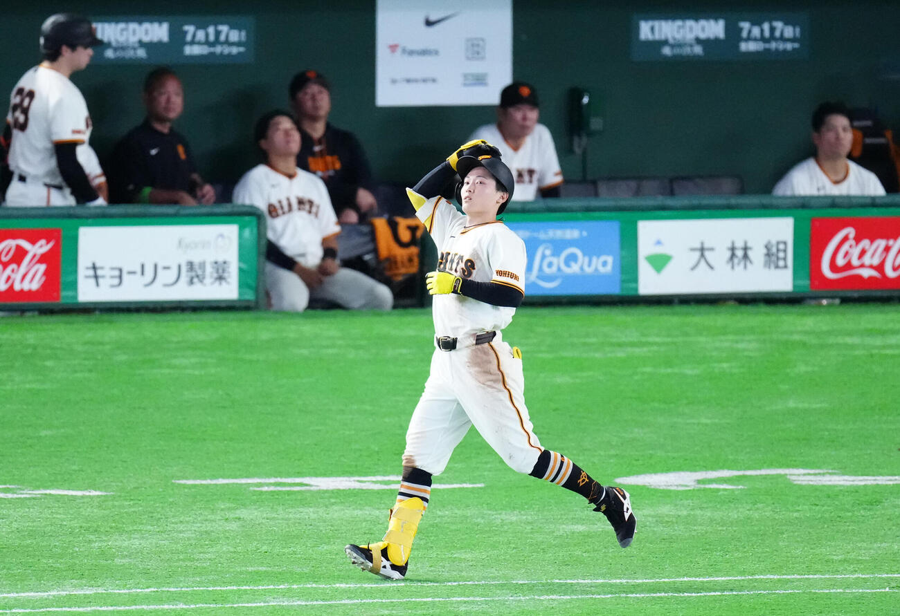 巨人対阪神　6回裏巨人無死一塁、送りバントを失敗した浦田俊輔（撮影・江口和貴）