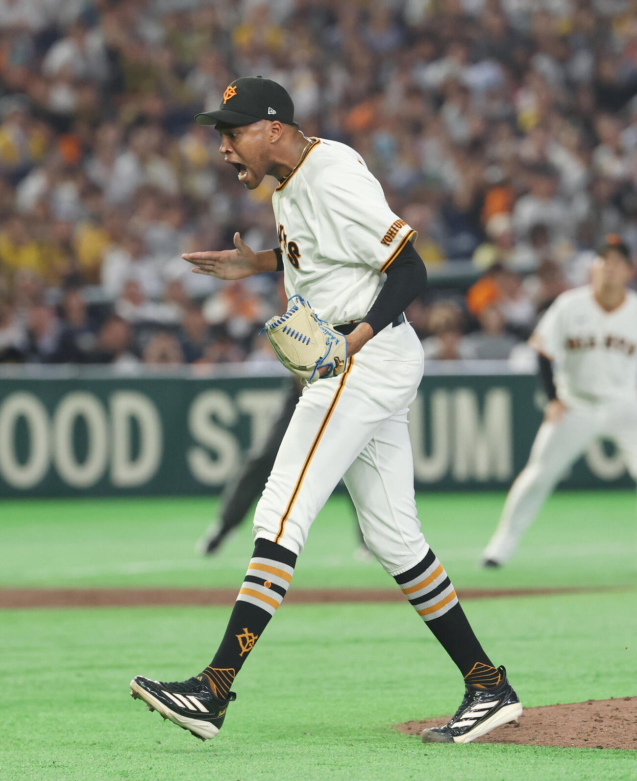 巨人対阪神　勝利し声を上げる巨人ライデル・マルティネス（撮影・増田悦実）