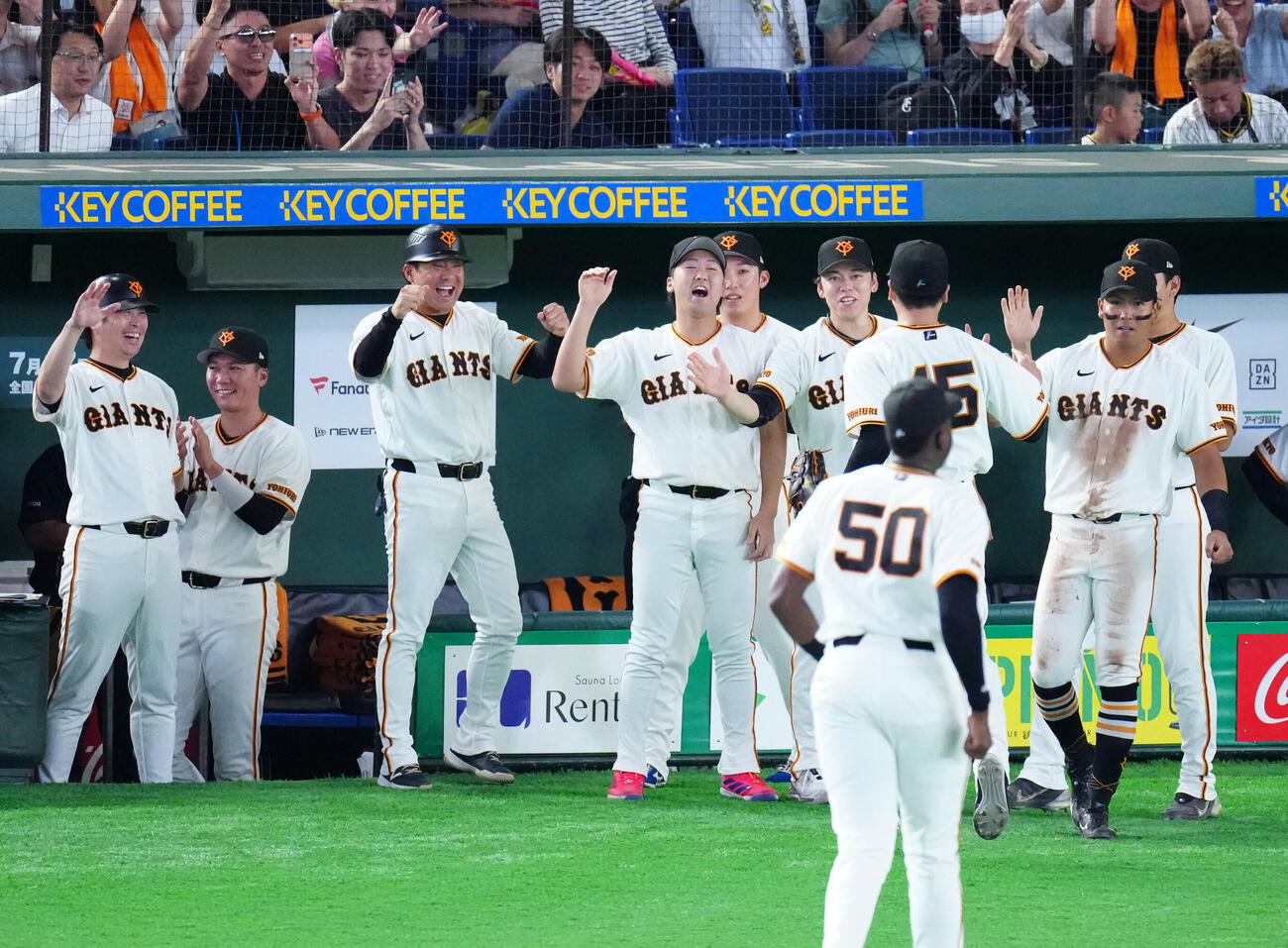 巨人対阪神　8回表終了後、巨人大勢を出迎える選手たち（撮影・江口和貴）
