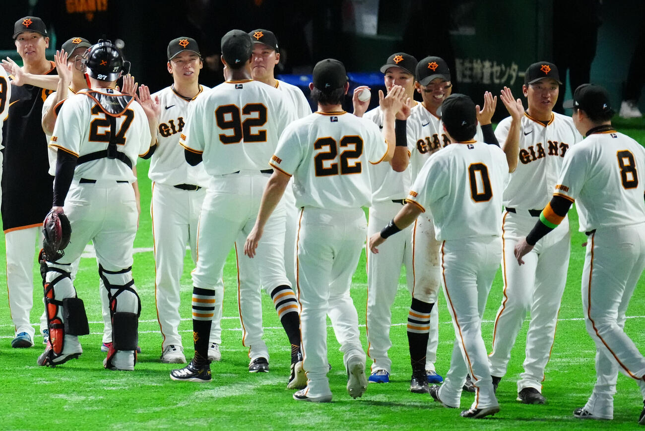 巨人対阪神　試合後、勝利のタッチを交わす巨人の選手たち（撮影・江口和貴）