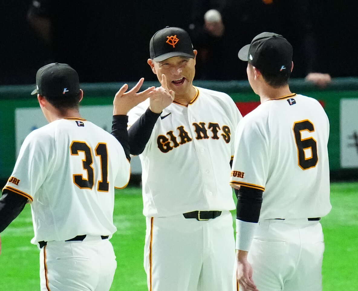 巨人対阪神　試合後、巨人坂本勇人（右）らを出迎える橋上秀樹監督代行（撮影・江口和貴）