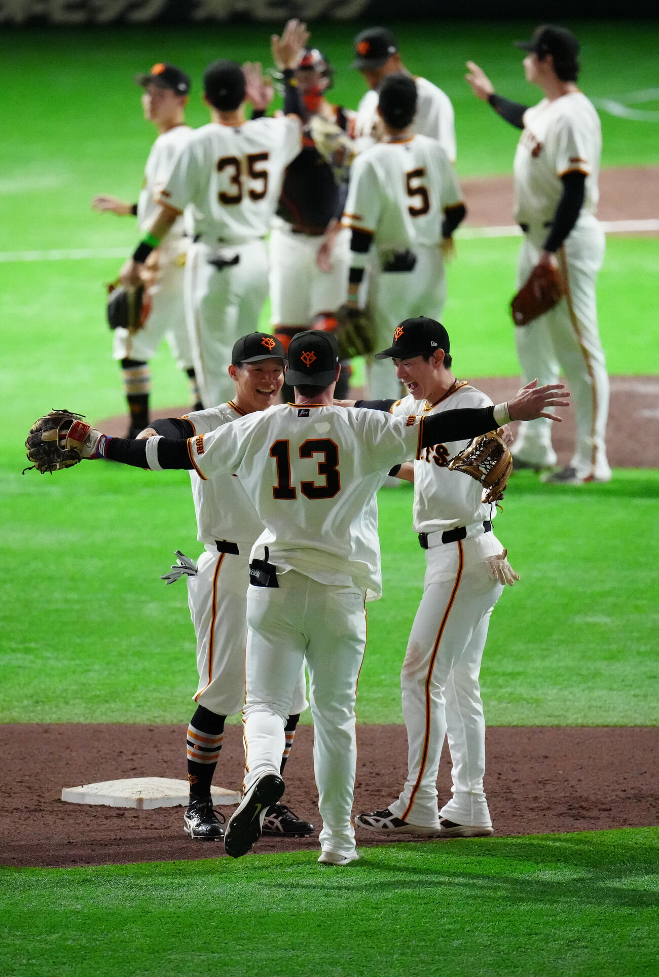 巨人対阪神　試合後、勝利を喜ぶ巨人外野陣（撮影・江口和貴）