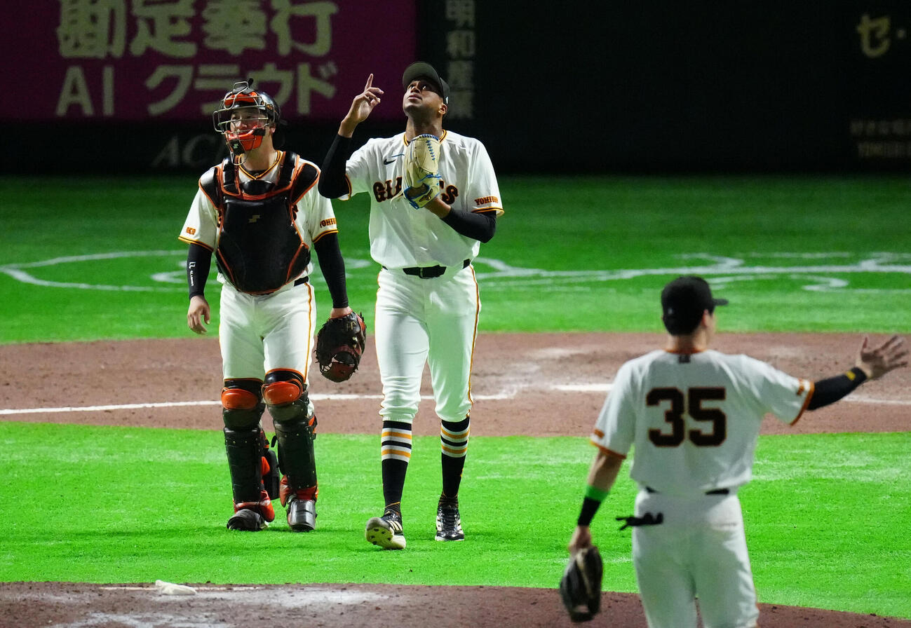 巨人対阪神　9回表、最後を締め巨人捕手岸田行倫（左）と勝利を喜ぶライデル・マルティネス（撮影・江口和貴）