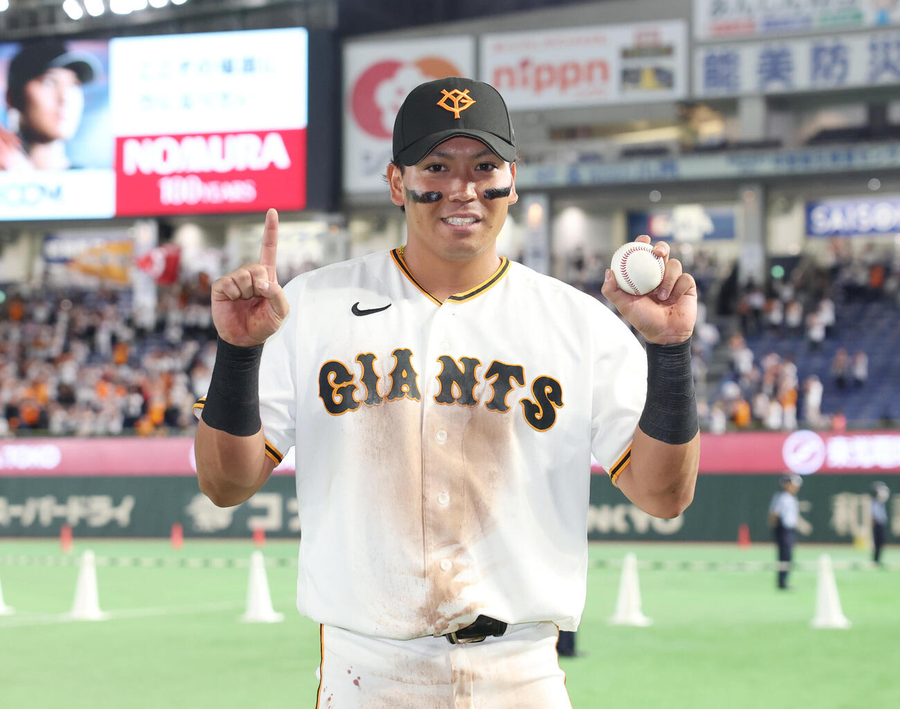 巨人対阪神　プロ初ヒットを放った巨人知念大成は、笑顔で「1」ポーズを決める（撮影・増田悦実）