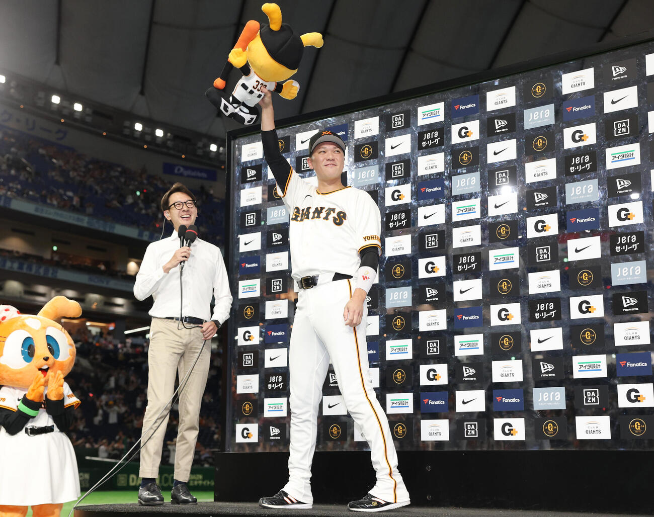 巨人対阪神　ヒーローインタビューに登壇し手を振る坂本勇人（撮影・増田悦実）