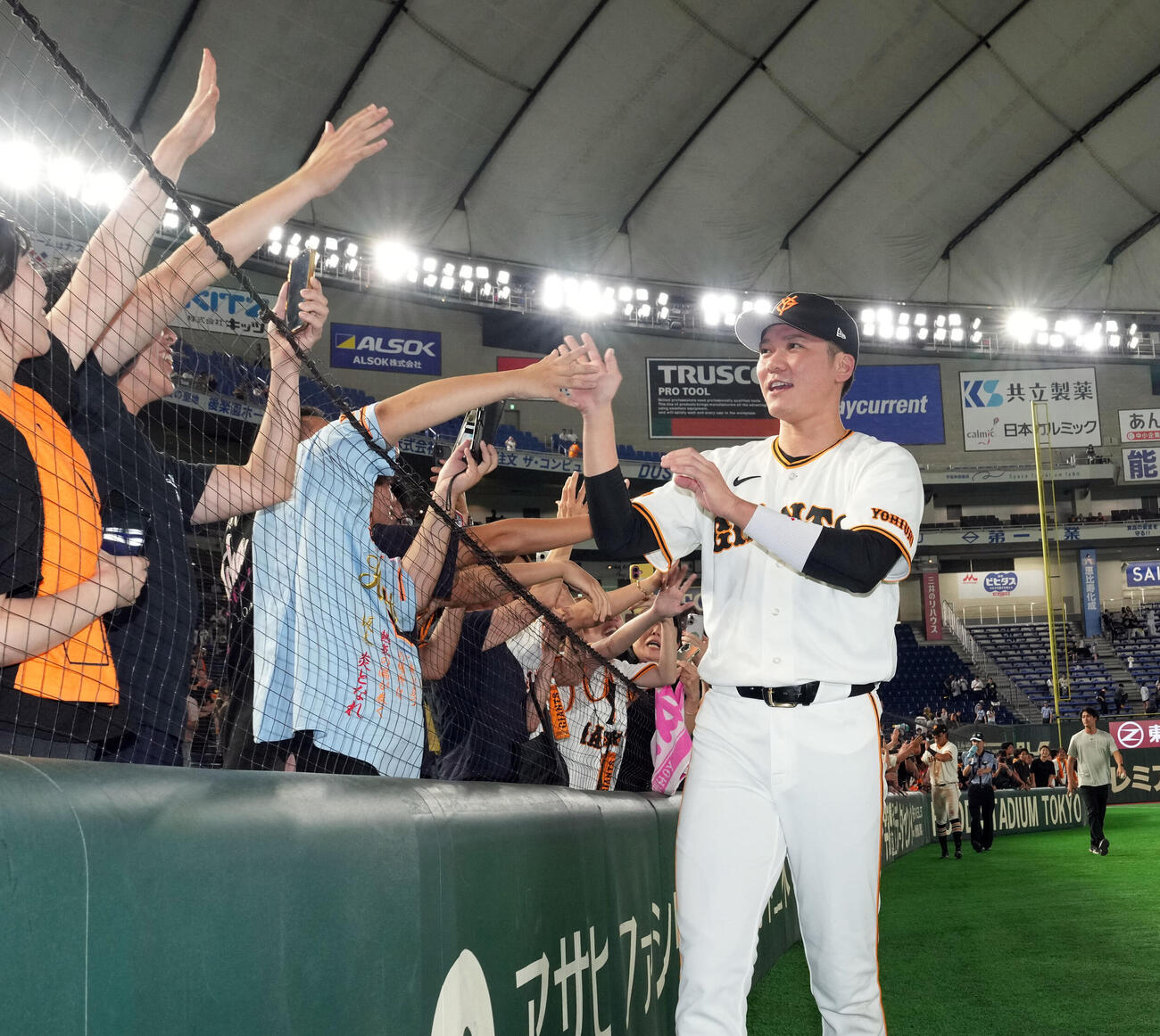 巨人対阪神　阪神に勝利し笑顔でファンと笑顔でハイタッチをする巨人坂本勇人（撮影・たえ見朱実）