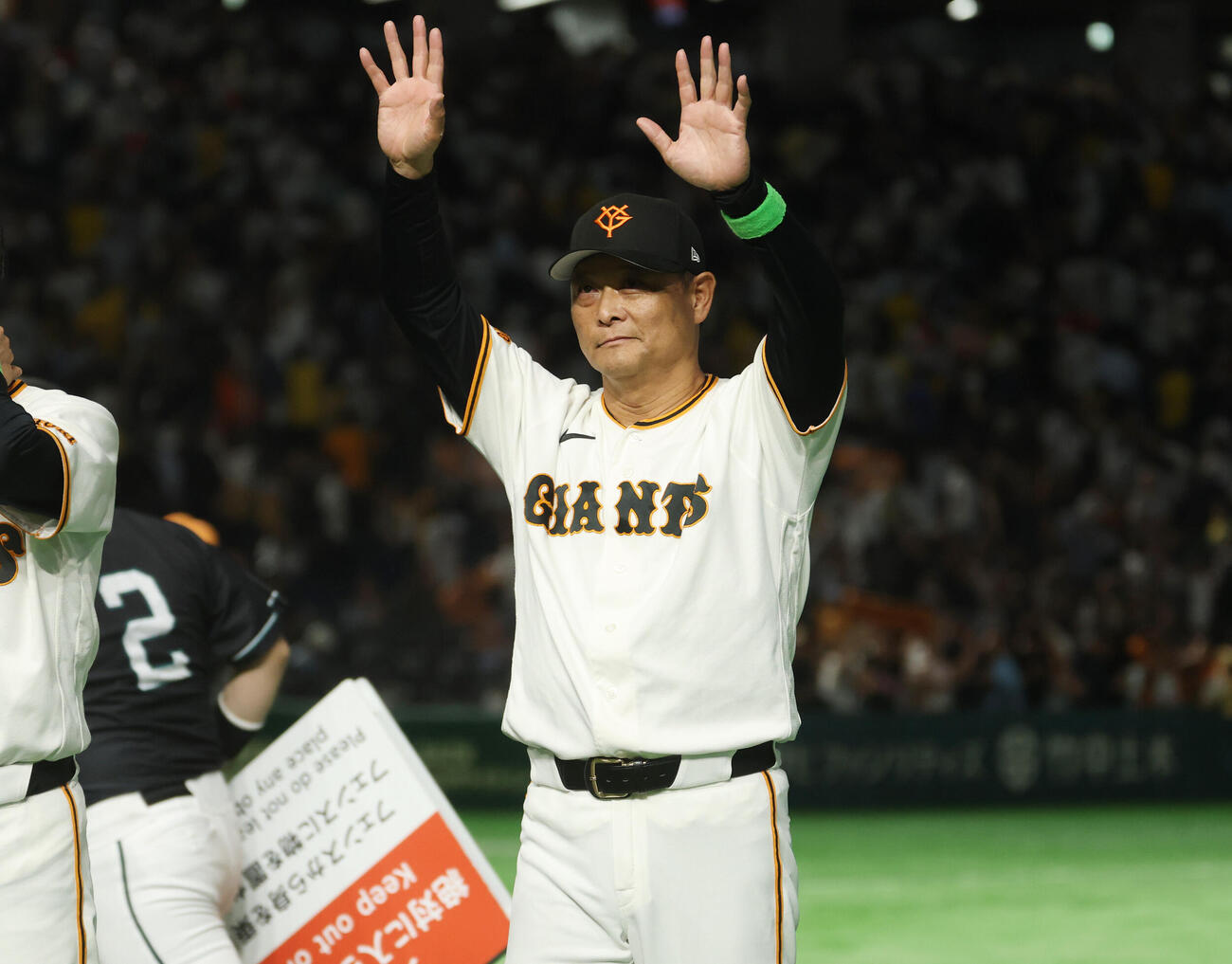 巨人対阪神　勝利し手を振り引き揚げる橋上秀樹監督代行（撮影・増田悦実）