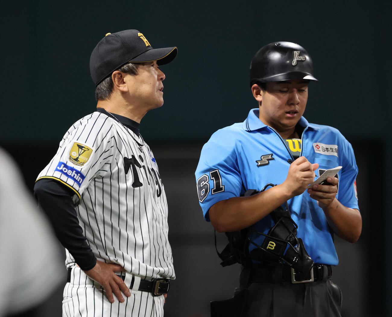 阪神対広島　8回の攻撃を終え、選手交代を告げる阪神平田勝男2軍監督（撮影・西尾就之）