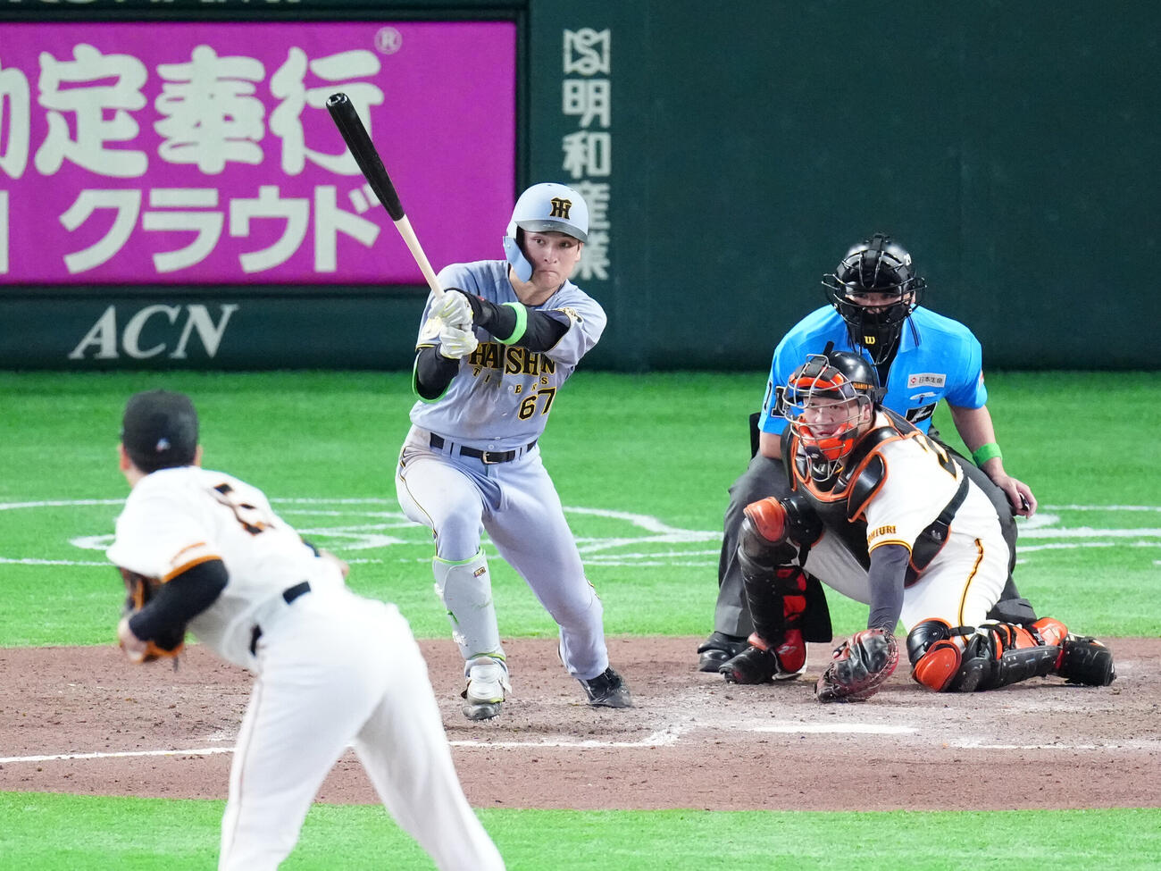 巨人対阪神　8回表阪神無死、右前打を放つ高寺望夢（撮影・江口和貴）