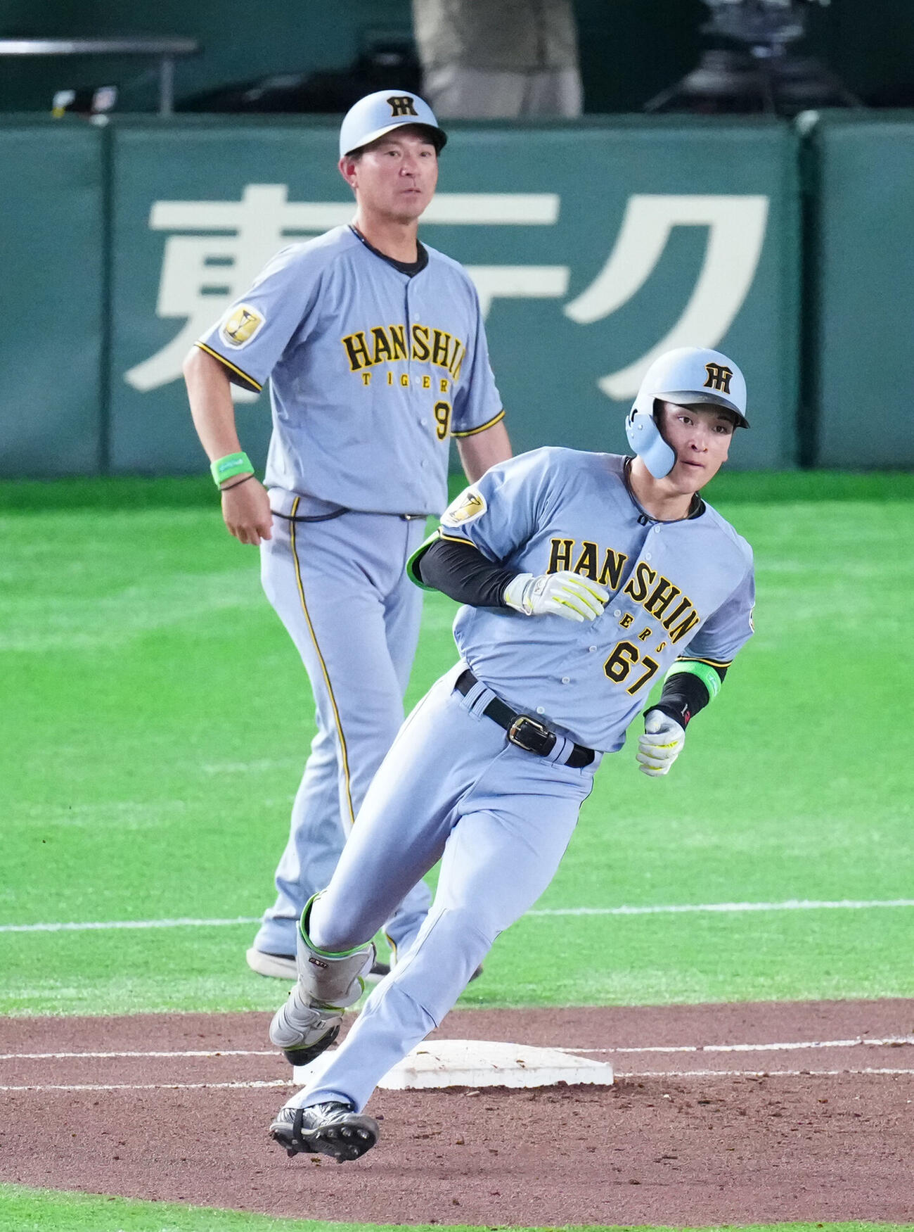 巨人対阪神　6回表阪神1死、中前打を放った高寺望夢（手前）（撮影・江口和貴）