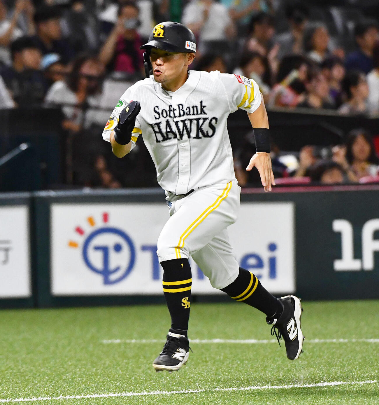 ウエスタン・リーグソフトバンク対オリックス　3回裏ソフトバンク無死一、三塁、山川穂高の左前適時打で生還する中村晃（撮影・岩下翔太）