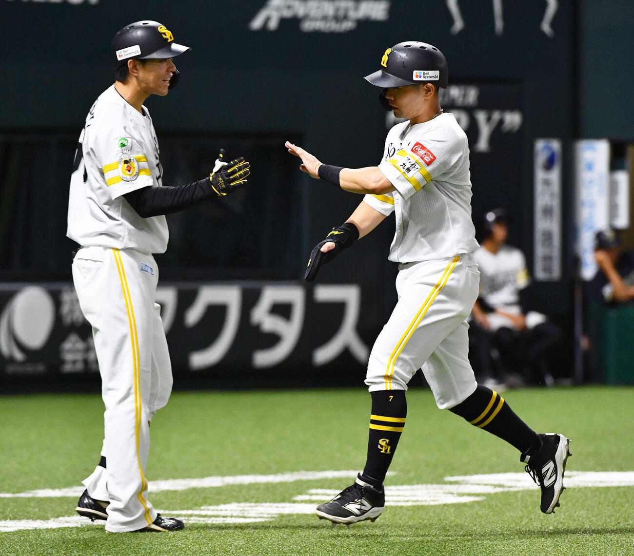 ウエスタン・リーグソフトバンク対オリックス　3回裏ソフトバンク無死一、三塁、山川穂高の左前適時打で生還した中村晃（右）は高橋隆慶とタッチを交わす（撮影・岩下翔太）