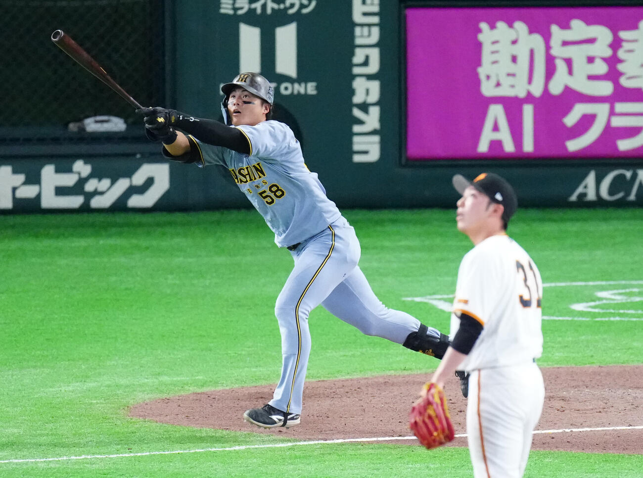 巨人対阪神　7回表阪神無死、本塁打を放つ前川右京。投手赤星優志（撮影・江口和貴）