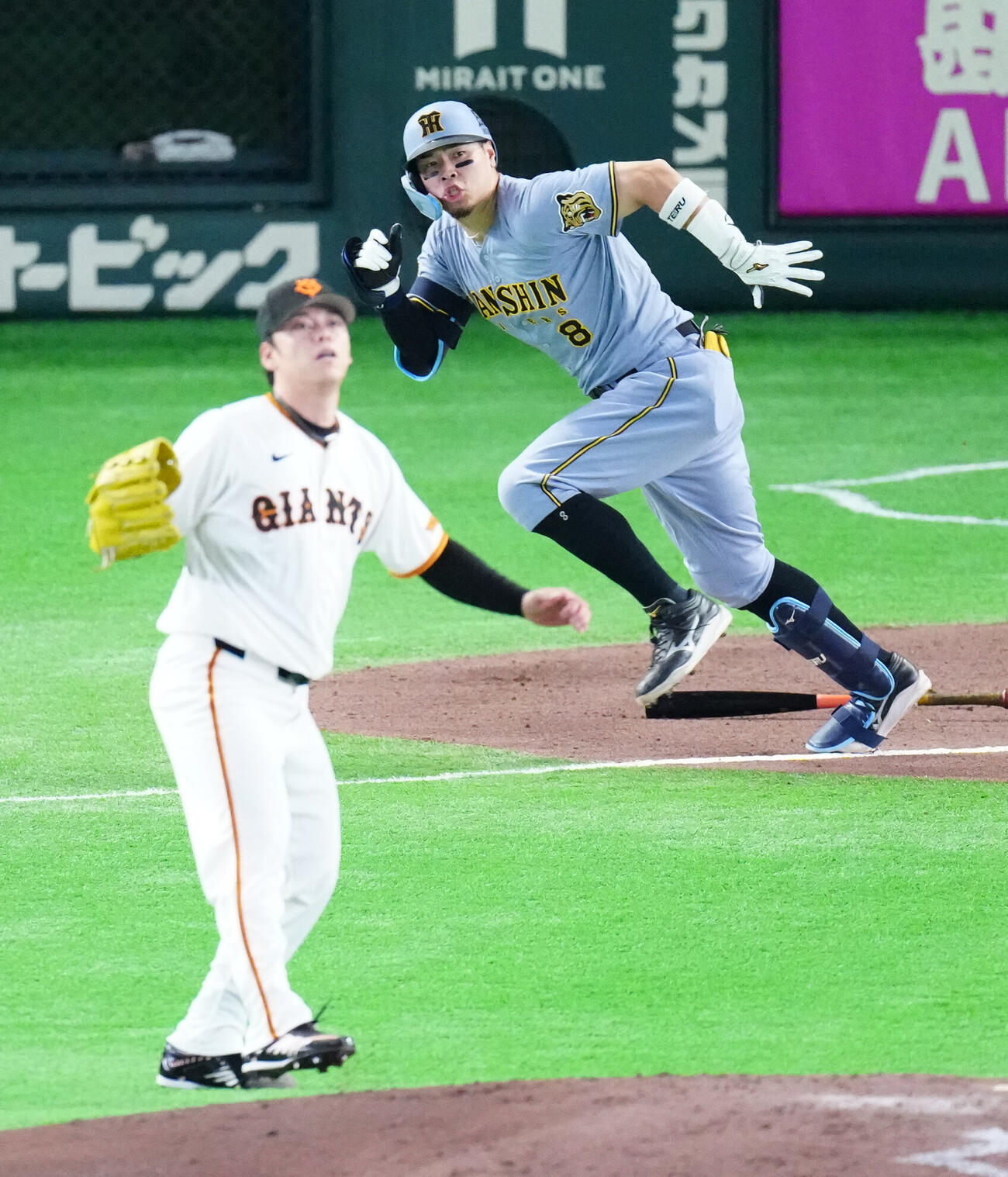 巨人対阪神　6回表阪神2死一、二塁、2点適時二塁打を放つ佐藤輝明。投手高梨雄平（撮影・江口和貴）