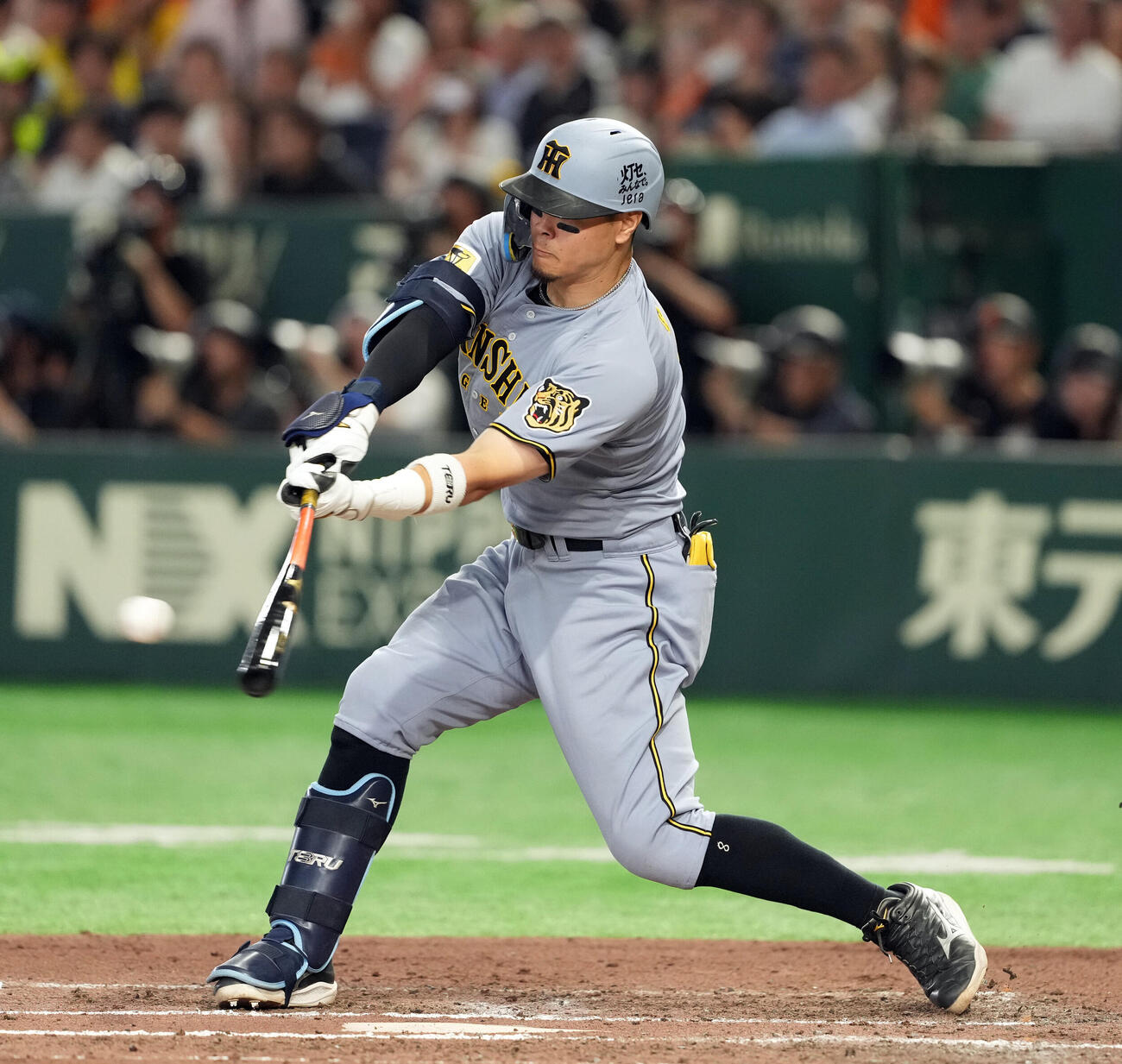 巨人対阪神　6回表阪神2死一、二塁、2点適時二塁打を放つ佐藤輝明（撮影・たえ見朱実）
