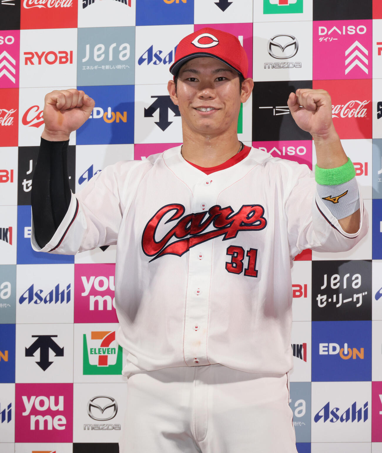 広島対ヤクルト　お立ち台でポーズを決める広島坂倉将吾（撮影・加藤孝規）