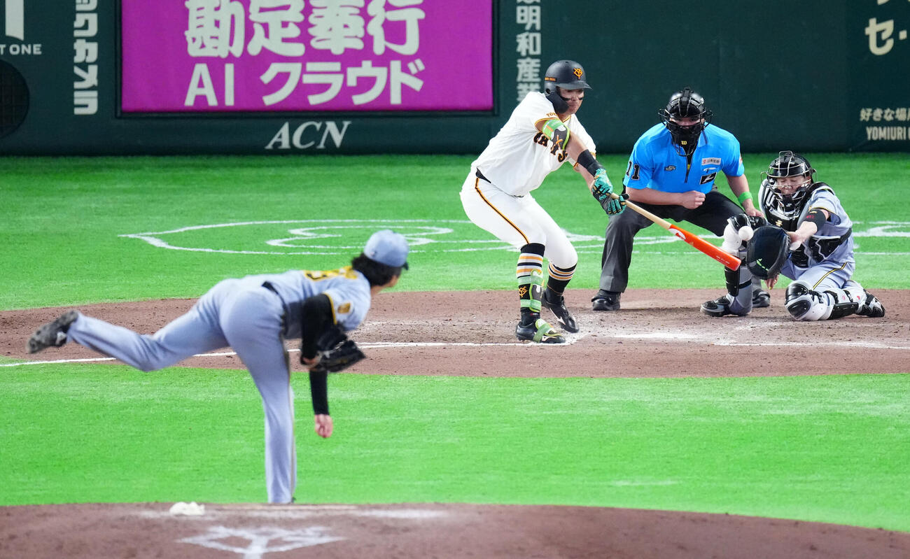 巨人対阪神　7回裏巨人2死一、二塁、プロ初安打を放つ知念大成。投手高橋遥人（撮影・江口和貴）