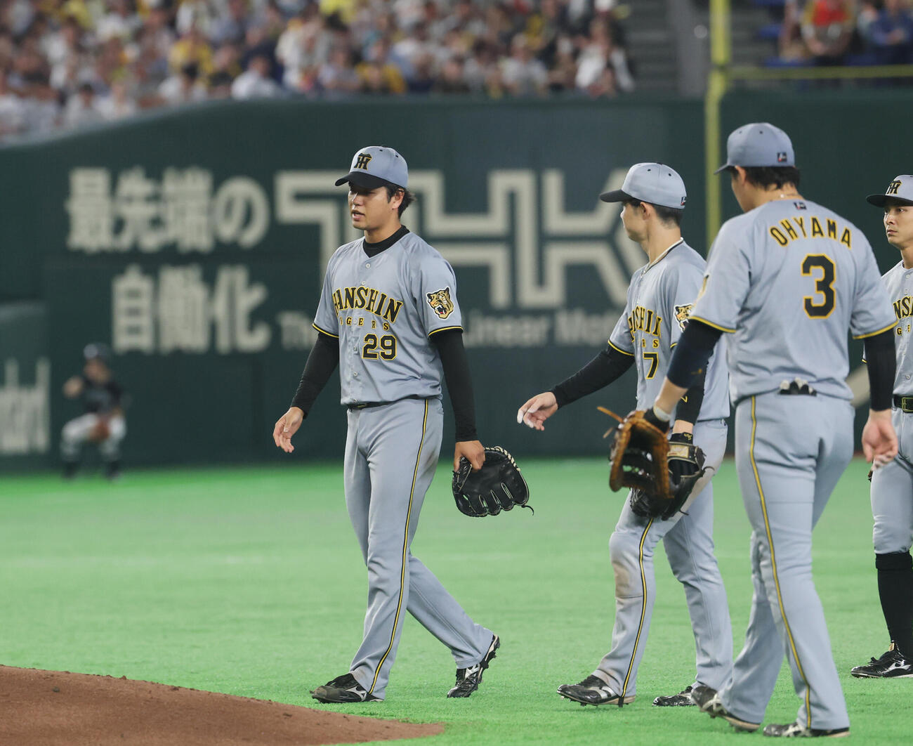 巨人対阪神　7回裏巨人無死一、二塁、走者を抱え高橋遥人（中央）に集まる阪神ナイン（撮影・増田悦実）