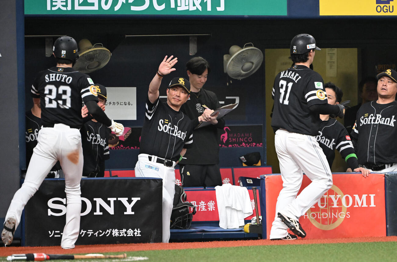 オリックス対ソフトバンク　3回表ソフトバンク無死二、三塁、近藤健介の逆転適時打で生還した正木智也（右）と周東佑京を迎える小久保裕紀監督（撮影・和賀正仁）