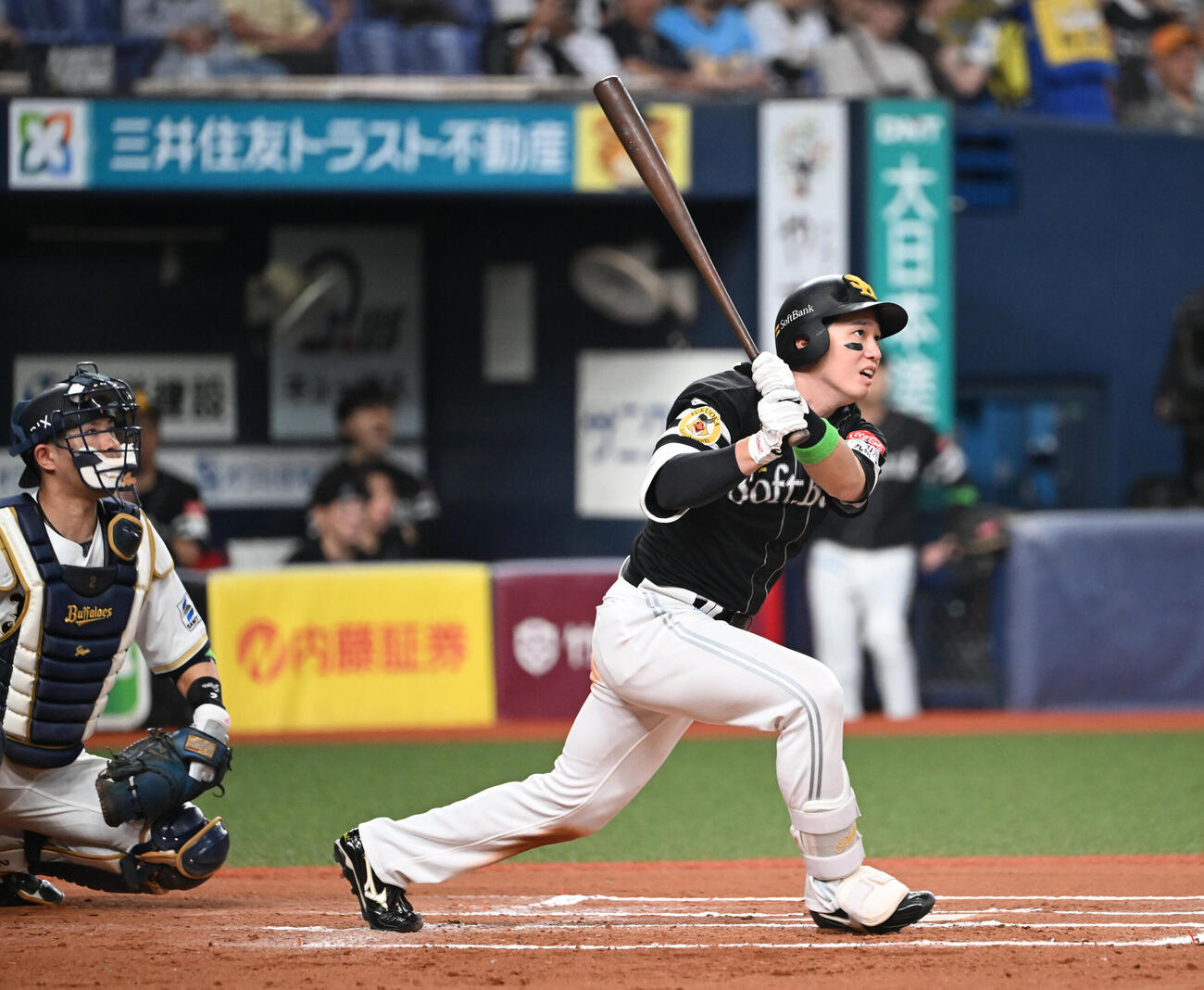 オリックス対ソフトバンク　7回表ソフトバンク2死一塁、右越え二塁打を放つ栗原陵矢（撮影・和賀正仁）＝2026年7月7日、京セラ　