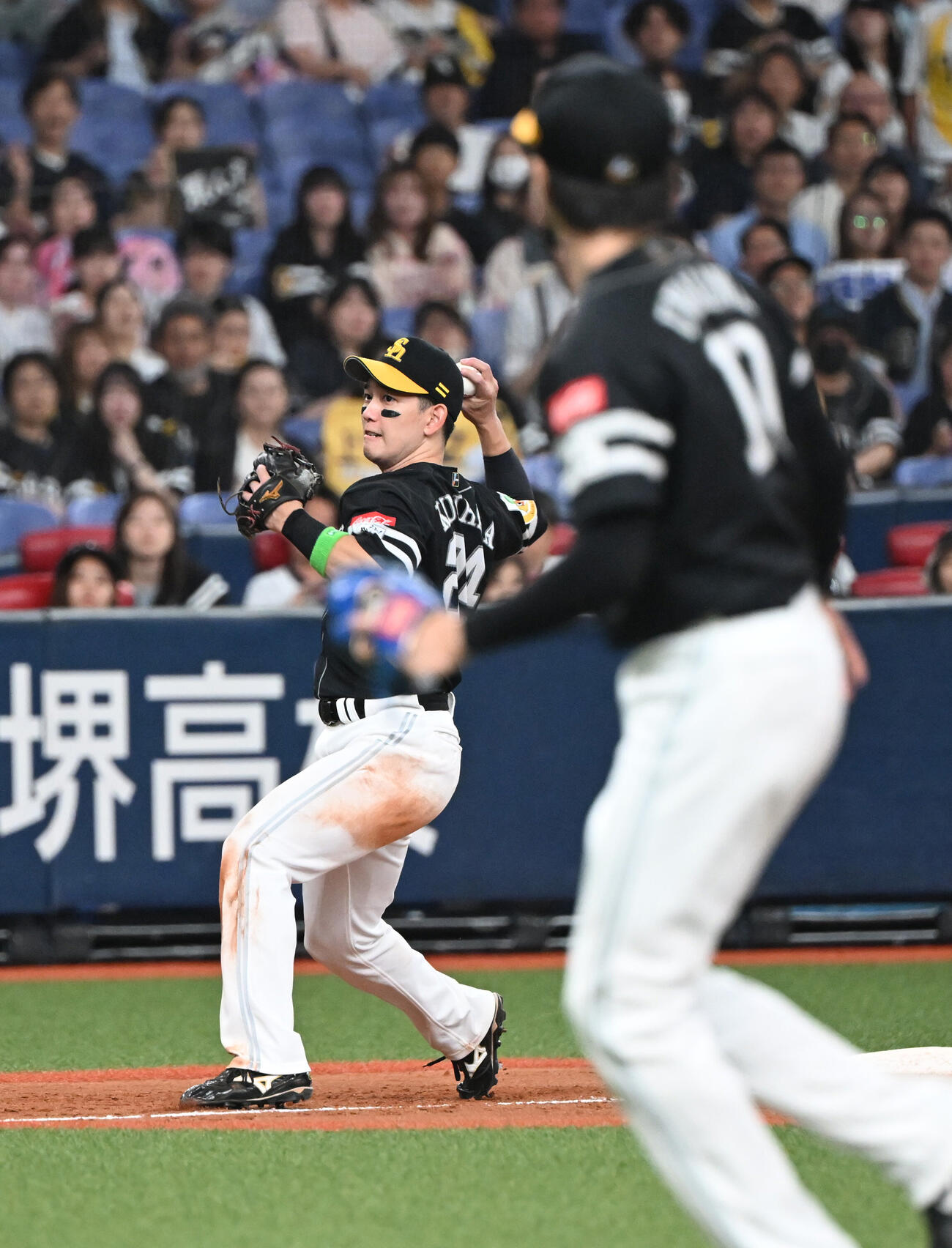 オリックス対ソフトバンク　4回裏オリックス1死一、三塁、宗佑磨の三ゴロを捕球し本塁に送球する栗原陵矢（撮影・和賀正仁）＝2026年7月7日、京セラ　