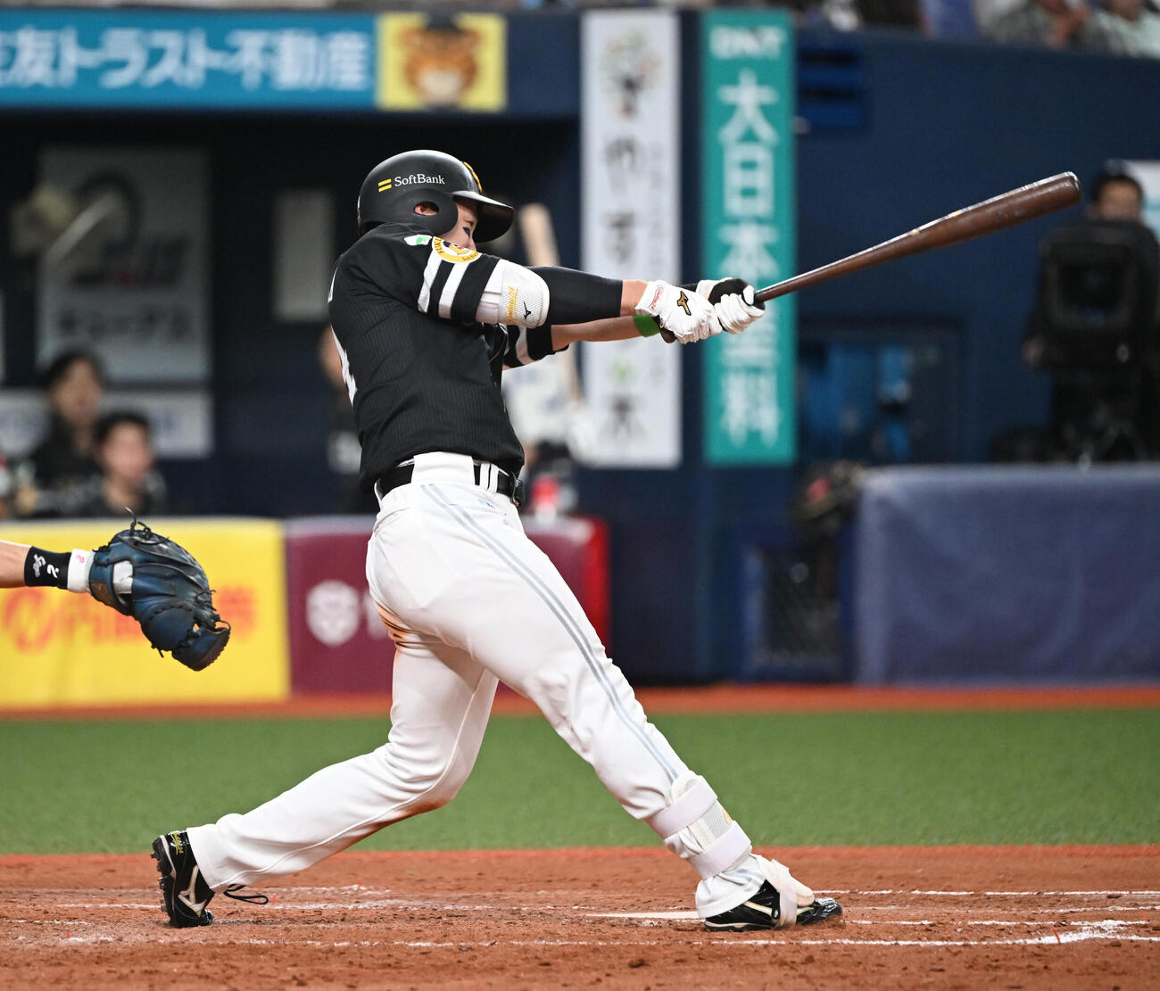 オリックス対ソフトバンク　5回表ソフトバンク1死一塁、左安打を放つ栗原陵矢（撮影・和賀正仁）＝2026年7月7日、京セラ　