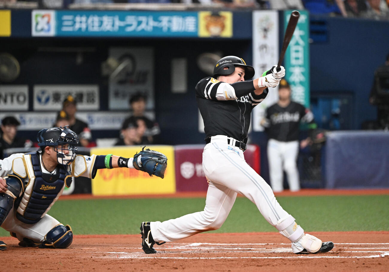 オリックス対ソフトバンク　7回表ソフトバンク2死一塁、右越え二塁打を放つ栗原陵矢（撮影・和賀正仁）＝2026年7月7日、京セラ　