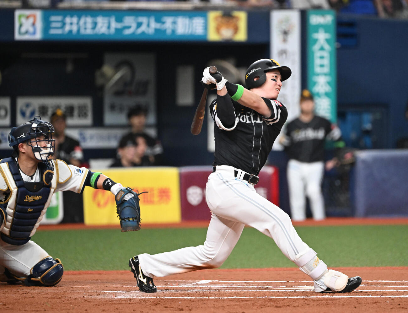 オリックス対ソフトバンク　7回表ソフトバンク2死一塁、右越え二塁打を放つ栗原陵矢（撮影・和賀正仁）