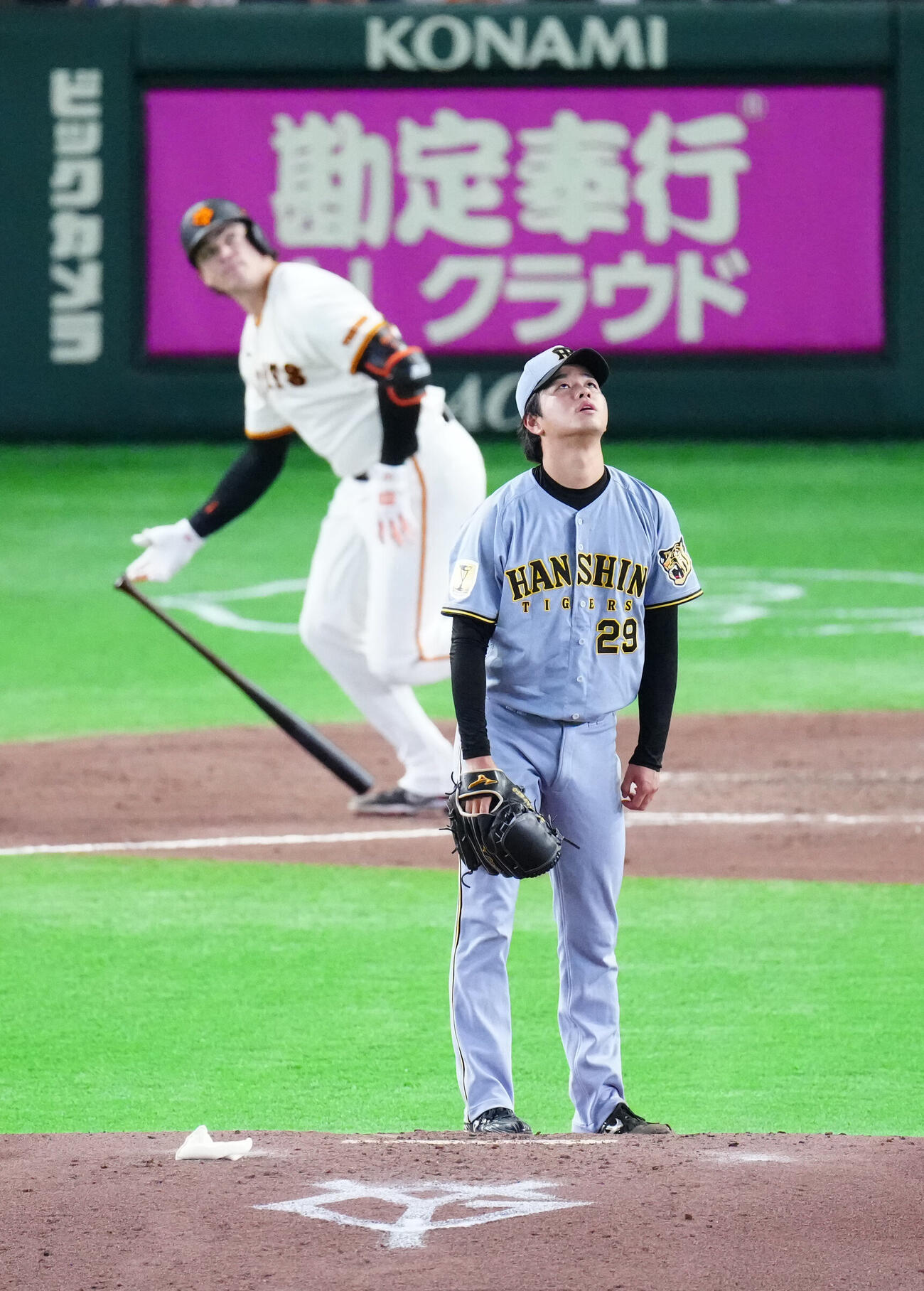 巨人対阪神　4回裏巨人1死、ボビー・ダルベック（後方）に先制本塁打を浴びる高橋遥人（撮影・江口和貴）