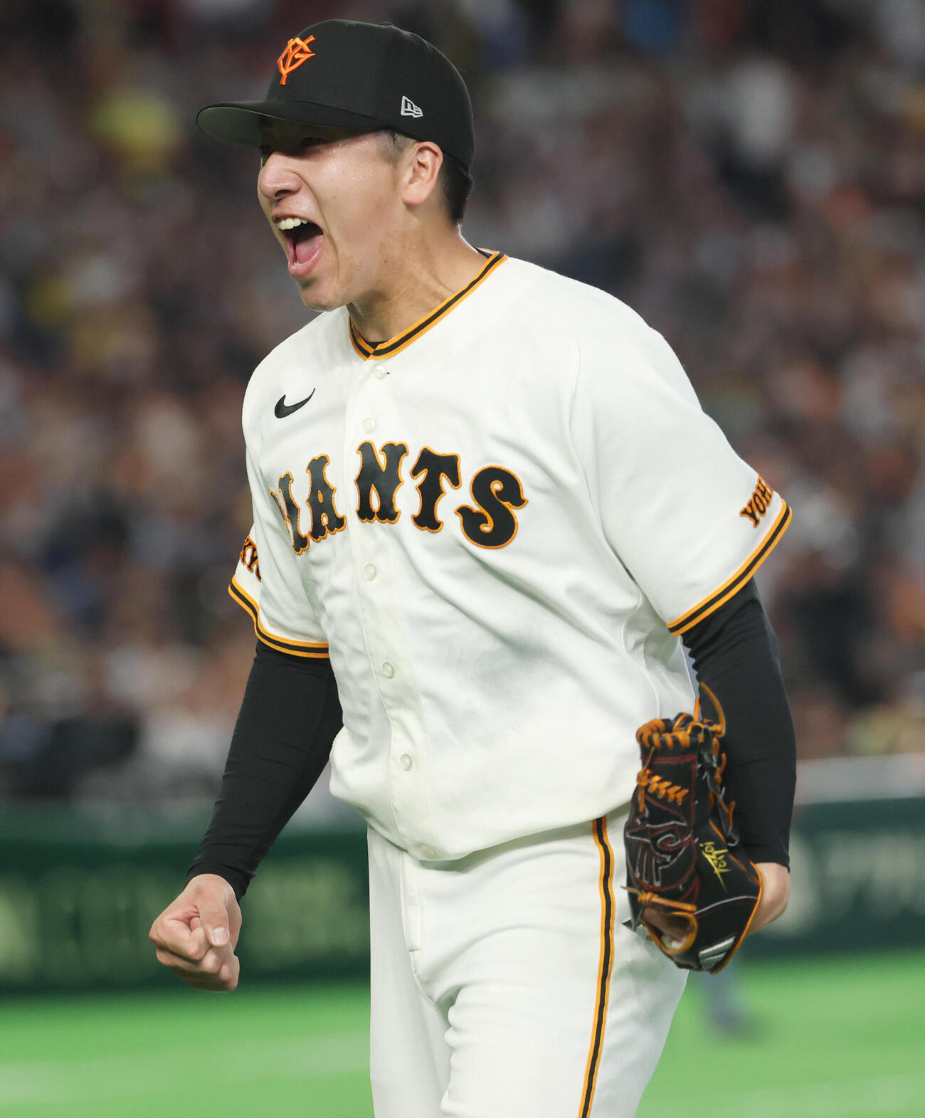 巨人対阪神　8回のピンチをしのぎ雄叫びを上げる巨人大勢（撮影・増田悦実）