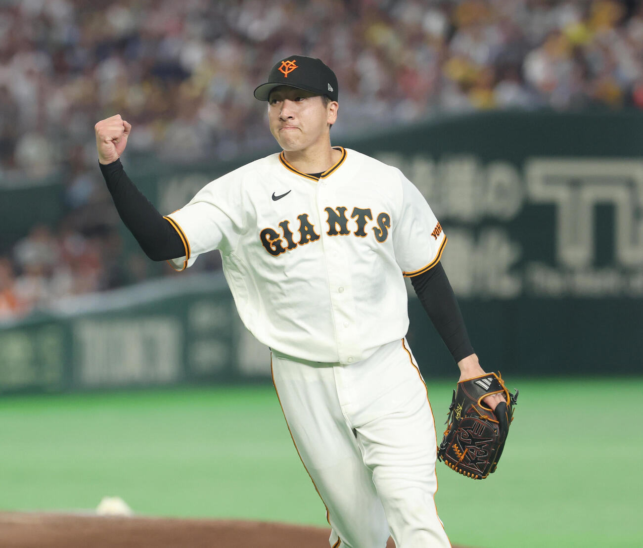 巨人対阪神　8回を抑えガッツポーズする巨人大勢（撮影・増田悦実）