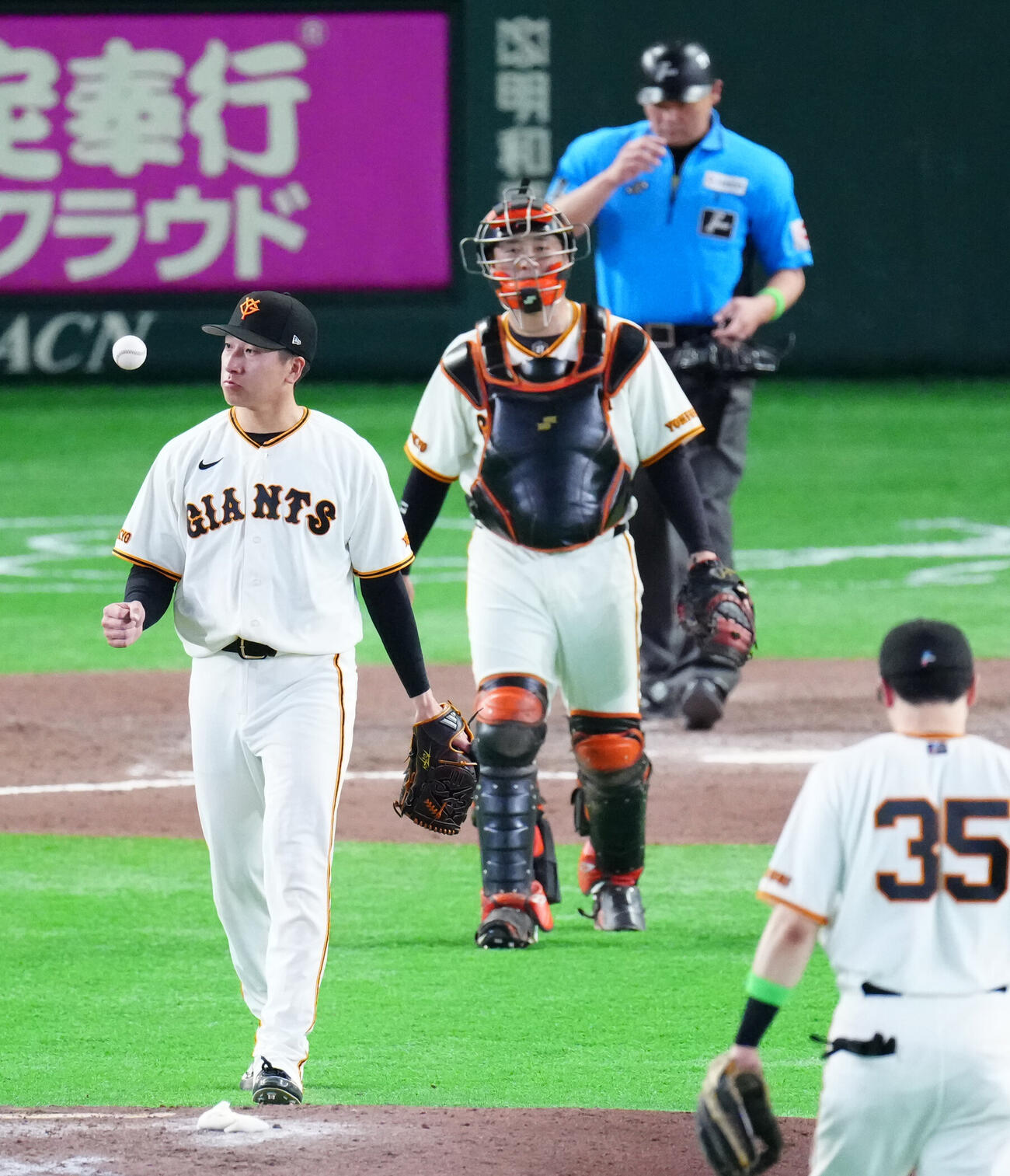 巨人対阪神　8回表阪神無死二塁、中野拓夢に四球を与えた大勢（左）（撮影・江口和貴）