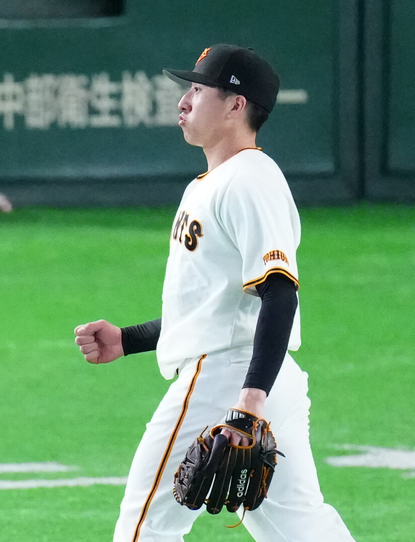 巨人対阪神　8回表阪神2死一、二塁、大山悠輔を投ゴロに仕留めガッツポーズの大勢（撮影・江口和貴）
