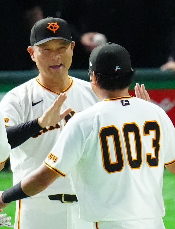 巨人対阪神　試合後、巨人知念大成（右）とタッチを交わす橋上秀樹監督代行（撮影・江口和貴）
