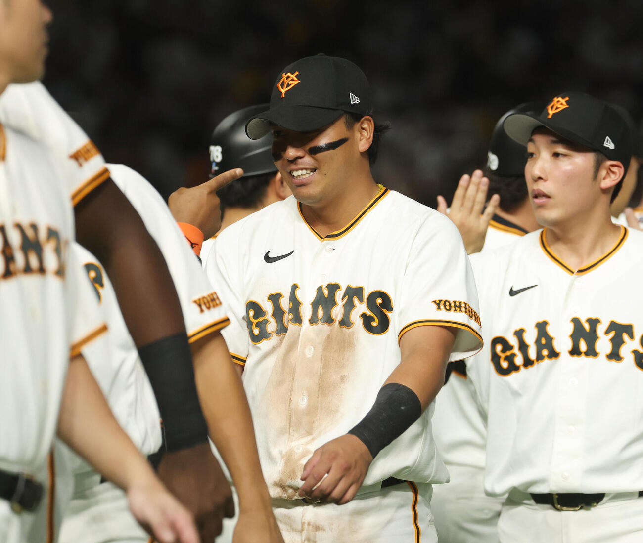 巨人対阪神　勝利しナインとタッチを交わす知念大成（撮影・増田悦実）