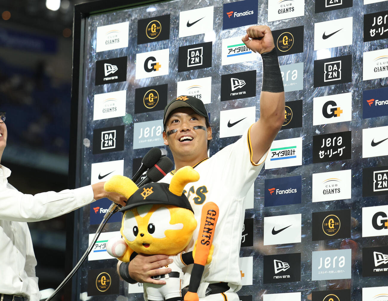 巨人対阪神　ヒーローインタビューに登壇しガッツポーズをする知念大成（撮影・増田悦実）