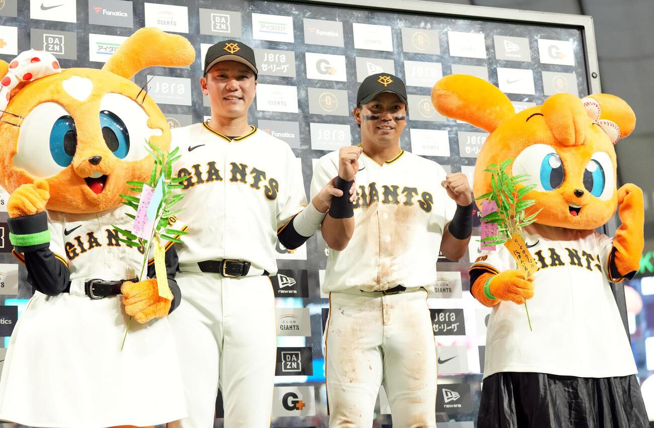 巨人対阪神　阪神に勝利し巨人知念大成と笑顔を見せる坂本勇人（撮影・たえ見朱実）