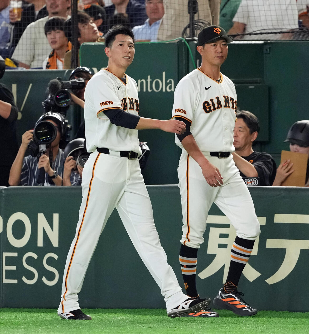 巨人対阪神　5回裏、打席に立った巨人先発の戸郷翔征アクシデントに見舞わる（撮影・たえ見朱実）