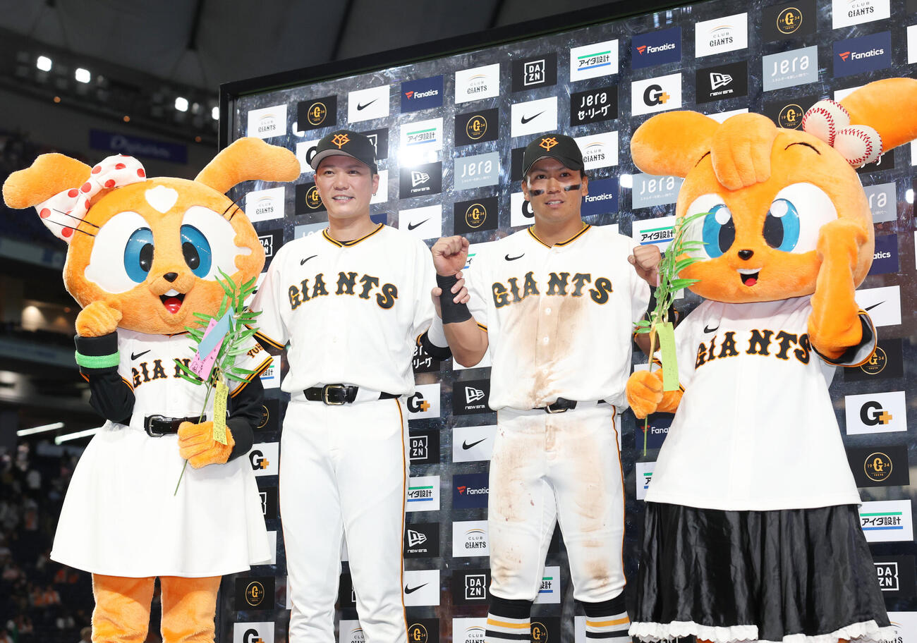 巨人対阪神　ヒーローインタビューでガッツポーズをする坂本勇人（左）と知念大成（撮影・増田悦実）