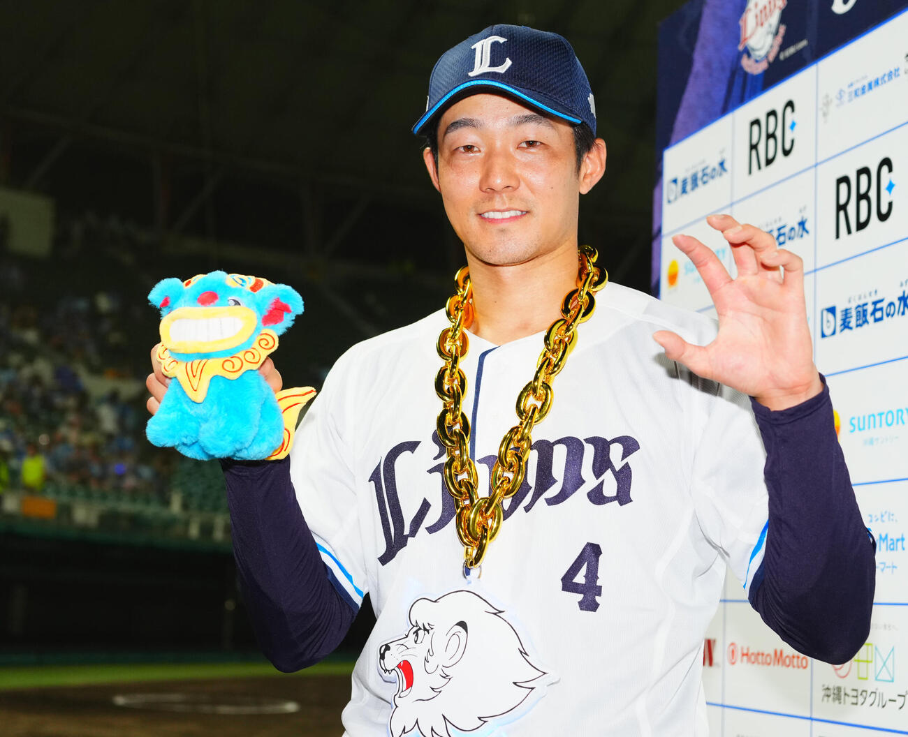 西武対楽天　西武石井一成はシーサーのぬいぐるみを手に写真に納まる（撮影・垰建太）