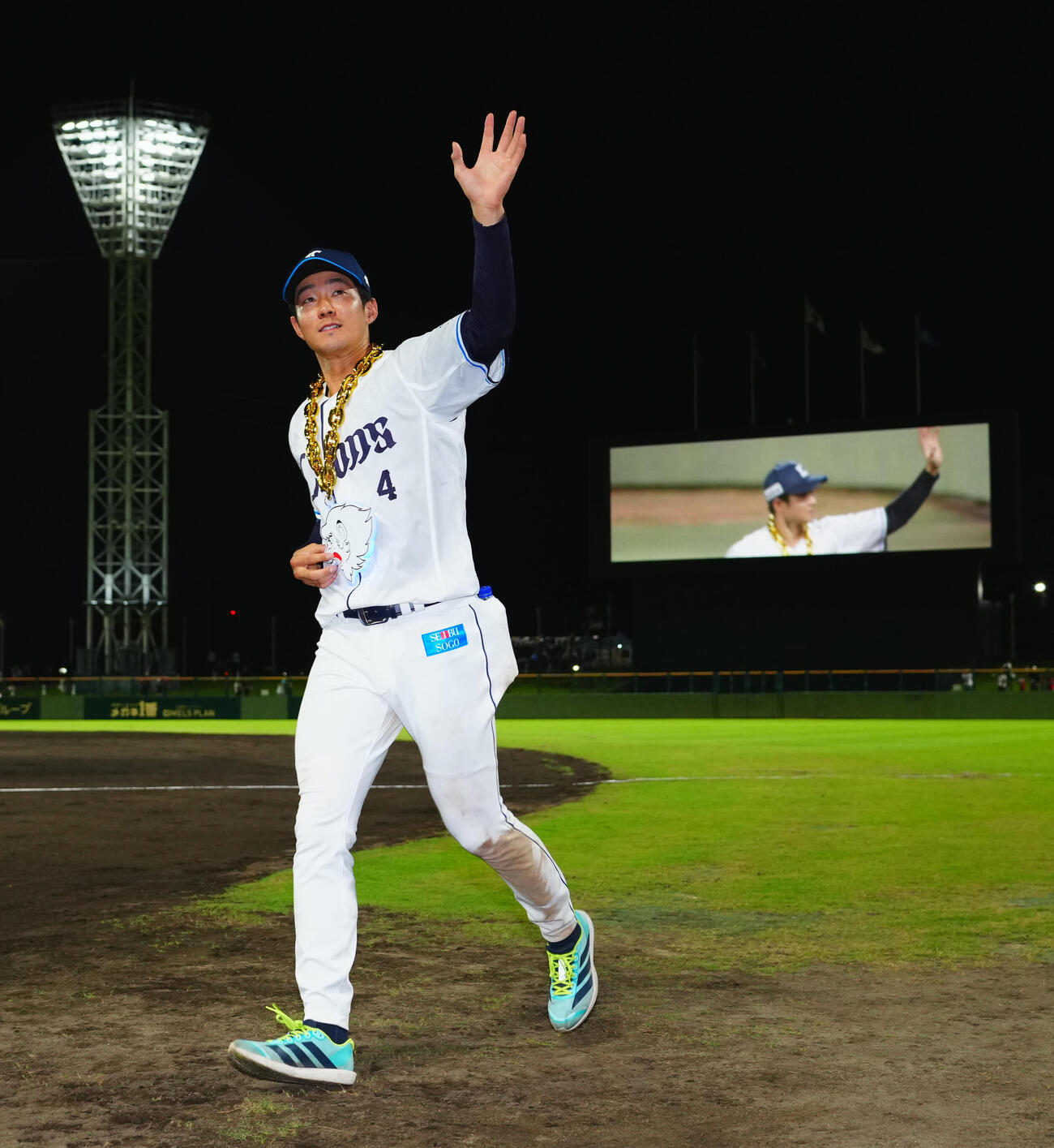西武対楽天　楽天に勝利しヒーローの西武石井一成はファンに手を振る（撮影・垰建太）